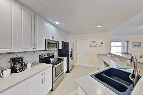 Canal-front Cape Coral Oasis With Private Pool Home