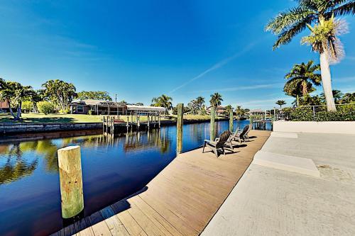 Canal-front Villa - Pool, Dock, Direct Gulf Access Home