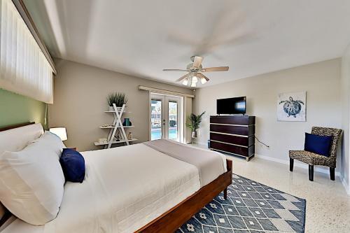 Canal-front Villa - Pool, Dock, Direct Gulf Access Home