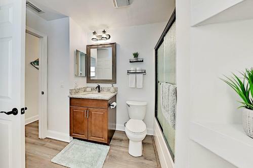 Corner-lot Paradise - Heated Pool, Spa & Fire Pit Home