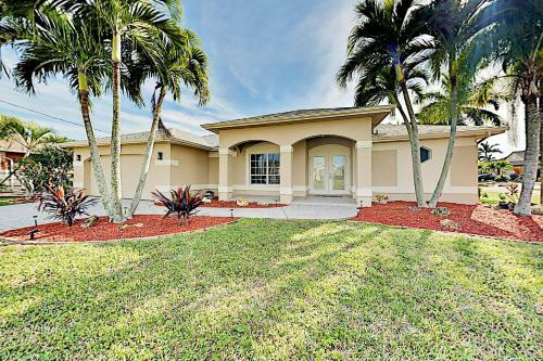 Corner-lot Paradise - Heated Pool, Spa & Fire Pit Home