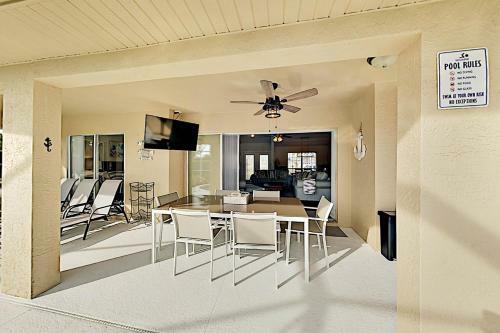 Corner-lot Paradise - Heated Pool, Spa & Fire Pit Home