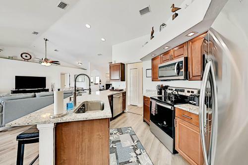 Corner-lot Paradise - Heated Pool, Spa & Fire Pit Home