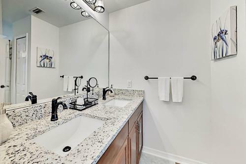 Corner-lot Paradise - Heated Pool, Spa & Fire Pit Home