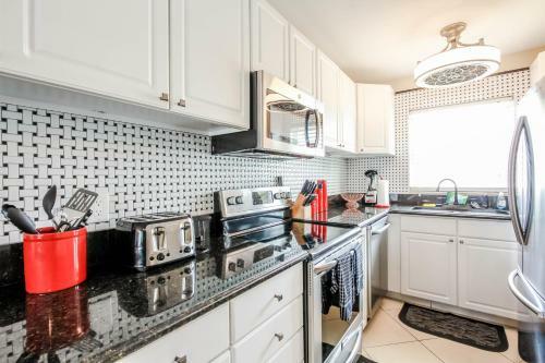 Gulf Access #e 2-bedroom W/ Heated Pool