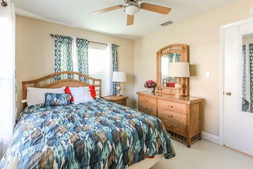 Gulf Access #e 2-bedroom W/ Heated Pool