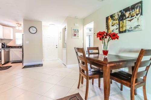 Gulf Access #e 2-bedroom W/ Heated Pool
