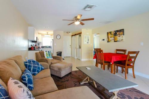 Gulf Access #e 2-bedroom W/ Heated Pool