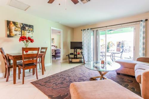 Gulf Access #e 2-bedroom W/ Heated Pool