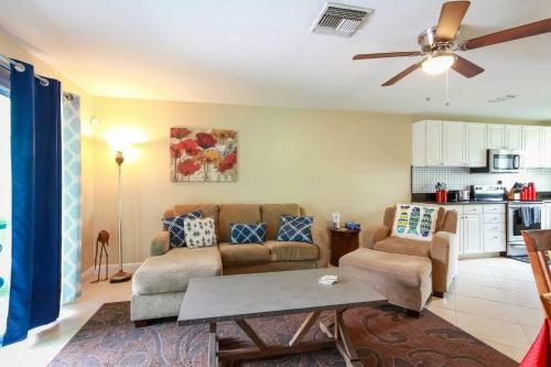 Gulf Access #e 2-bedroom W/ Heated Pool