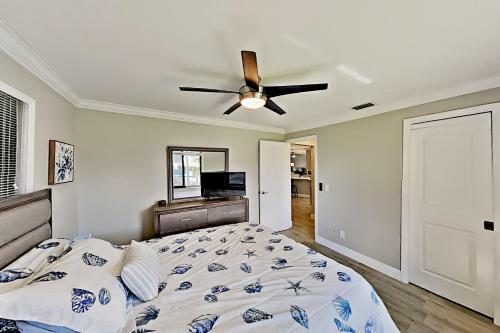 Chic Canal-front Home - Heated Pool, Private Dock Home