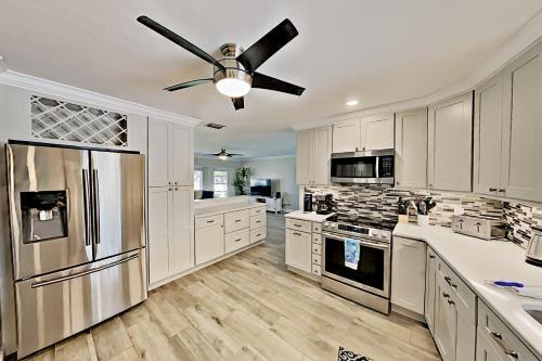 Chic Canal-front Home - Heated Pool, Private Dock Home
