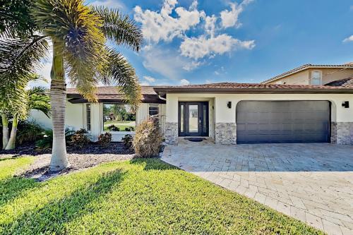 Chic Canal-front Home - Heated Pool, Private Dock Home