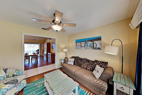 Large Lakefront Oasis With Private Pool & Dock Home
