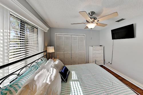Large Lakefront Oasis With Private Pool & Dock Home