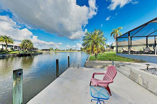 Waterfront Oasis - Private Caged Pool, Spa & Dock Home