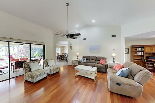 Tropical Gem - Heated Pool, Office, Prime Location Home