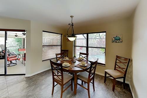 Tropical Gem - Heated Pool, Office, Prime Location Home