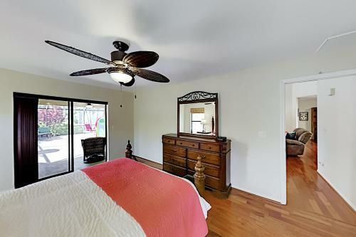Tropical Gem - Heated Pool, Office, Prime Location Home