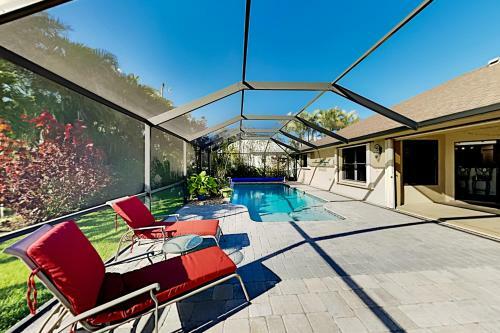 Tropical Gem - Heated Pool, Office, Prime Location Home