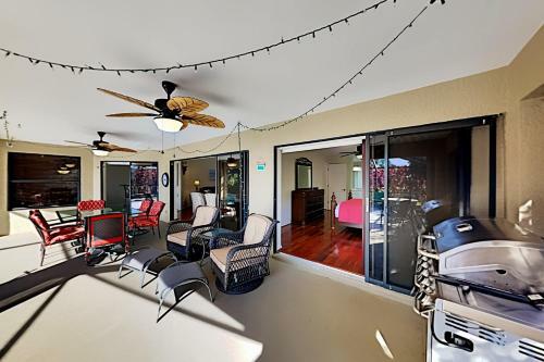 Tropical Gem - Heated Pool, Office, Prime Location Home
