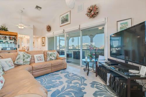 Manatee Haven - Upscale Beach View Home With Screened-in Pool, Spa And Elevator!