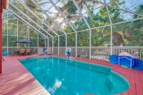 Manatee Haven - Upscale Beach View Home With Screened-in Pool, Spa And Elevator!