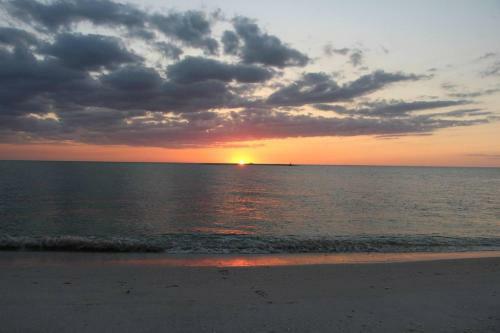 Manatee Haven - Upscale Beach View Home With Screened-in Pool, Spa And Elevator!