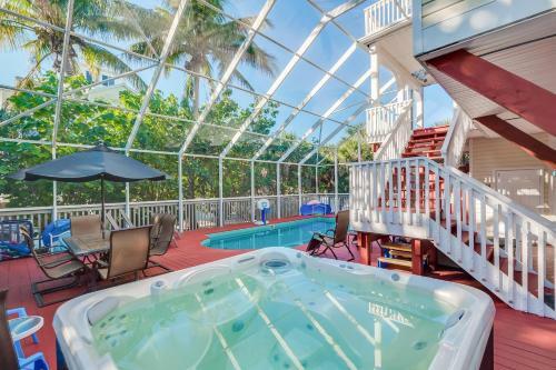 Manatee Haven - Upscale Beach View Home With Screened-in Pool, Spa And Elevator!