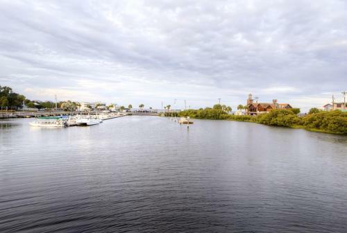 Dog-friendly, Waterfront Duplex With Dock, Near Town!