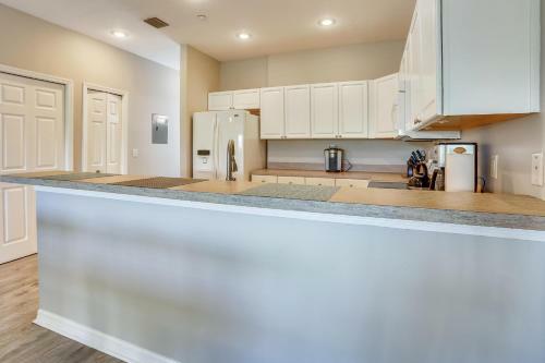 Mariner's Pointe - Classy Condo, Steps To Beach, Large Balcony
