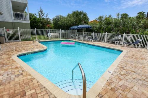 Mariner's Pointe - Classy Condo, Steps To Beach, Large Balcony