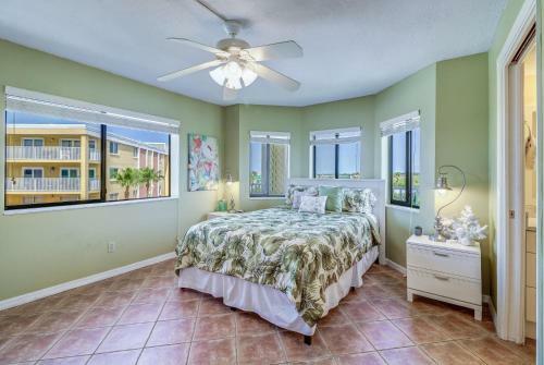 Apartamento New Listing! Beachfront Perch With Pool & Balcony Condo