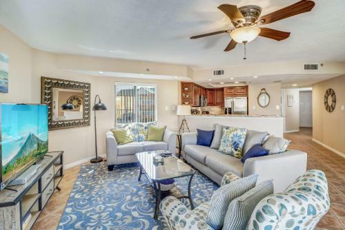 Apartamento New Listing! Beachfront Perch With Pool & Balcony Condo