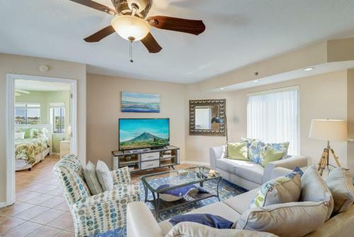 Apartamento New Listing! Beachfront Perch With Pool & Balcony Condo