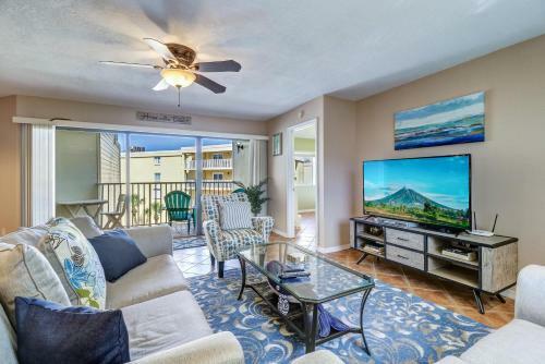 Apartamento New Listing! Beachfront Perch With Pool & Balcony Condo