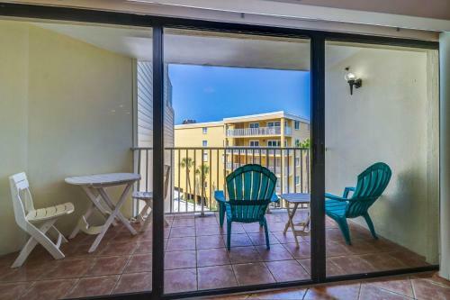 Apartamento New Listing! Beachfront Perch With Pool & Balcony Condo