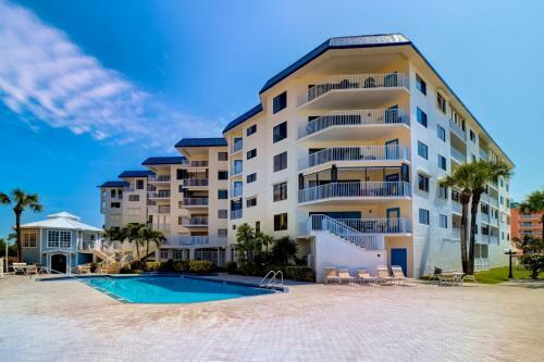 Apartamento New Listing! Beachfront Perch With Pool & Balcony Condo
