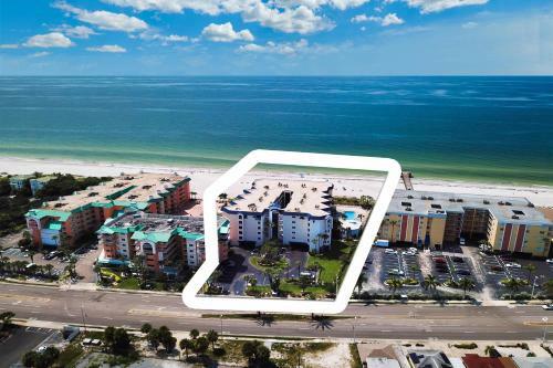 Apartamento New Listing! Beachfront Perch With Pool & Balcony Condo