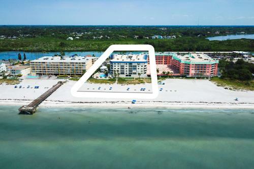 Apartamento New Listing! Beachfront Perch With Pool & Balcony Condo
