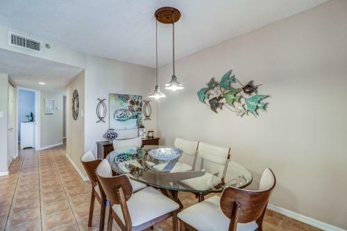 Apartamento New Listing! Beachfront Perch With Pool & Balcony Condo