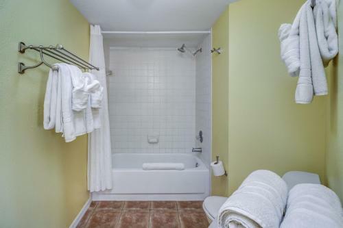Apartamento New Listing! Beachfront Perch With Pool & Balcony Condo