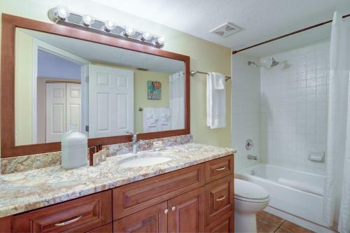 Apartamento New Listing! Beachfront Perch With Pool & Balcony Condo