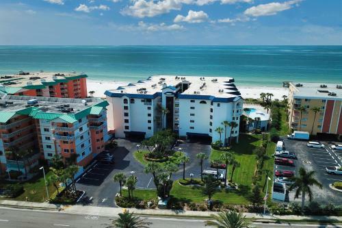 Apartamento New Listing! Beachfront Perch With Pool & Balcony Condo