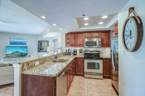 Apartamento New Listing! Beachfront Perch With Pool & Balcony Condo