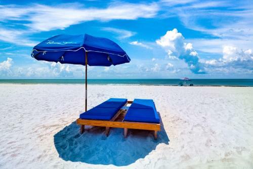 Apartamento New Listing! Beachfront Perch With Pool & Balcony Condo