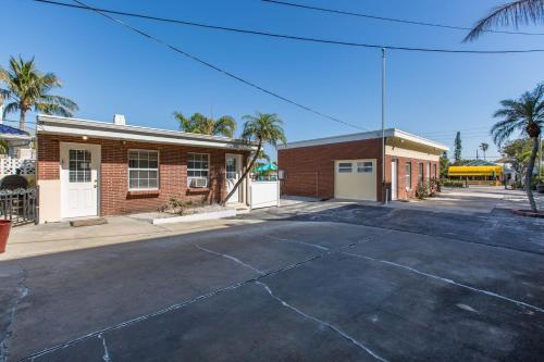 Gulf Sunset Oasis - Beach Front Apts