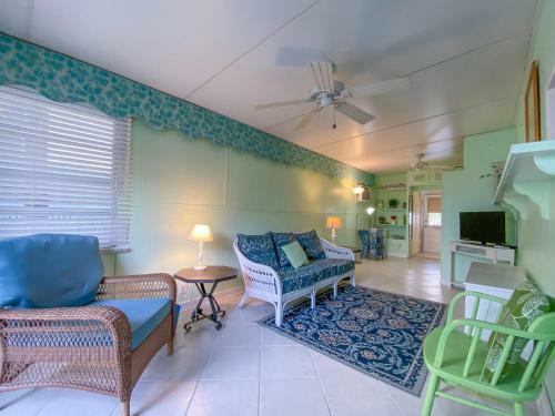 Cozy, Perfect Conch Cottage!