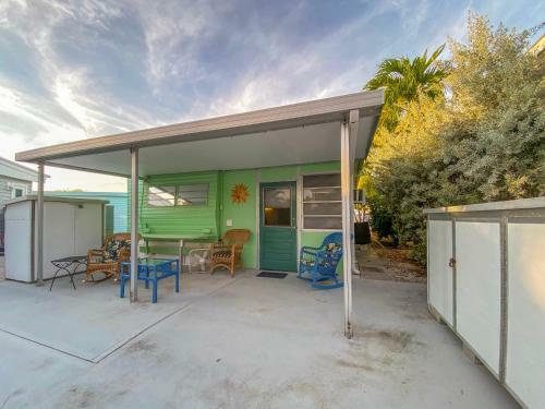 Cozy, Perfect Conch Cottage!