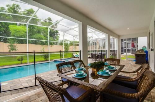 Elegant Centerpiece Pool Retreat In Champion Gates